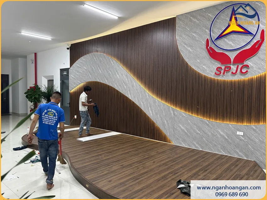Đội Ngũ Ốp Tường Lam Sóng Kết Hợp Than Tre Tỉ Mỉ Đội Ngũ Ốp Tường Lam Sóng Kết Hợp Than Tre Tỉ Mỉ