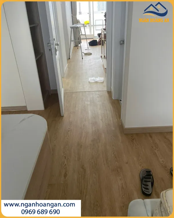  Đội Ngũ Thi Công Sàn Gỗ Robina AQ0307 Chuyên Nghiệp