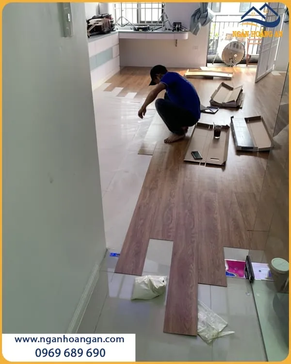Đội Ngũ Thi Công Sàn Nhựa Dán Keo Nhà Ở Nhanh Gọn