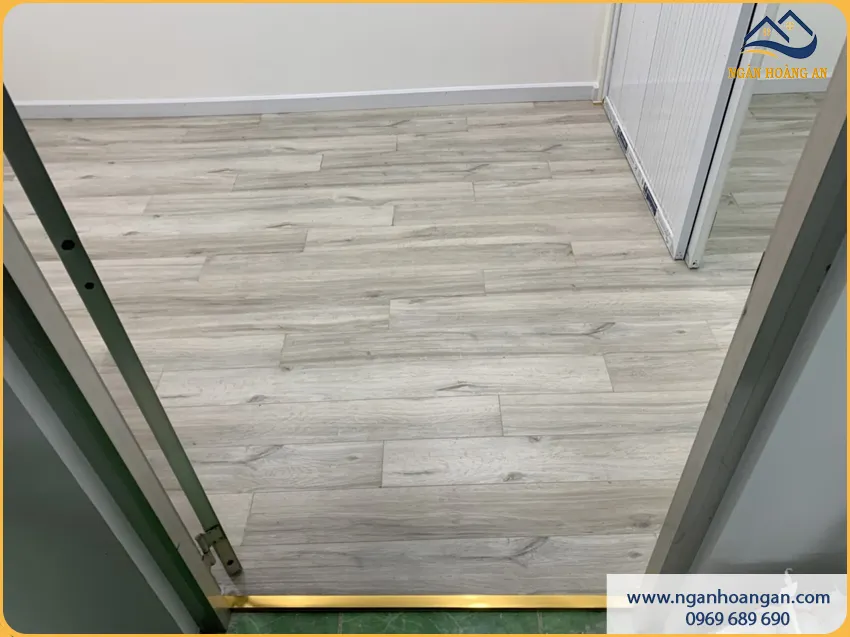 Đơn Vị Lát Sàn Gỗ Công Nghiệp Cho Phòng Khách Giá Tốt