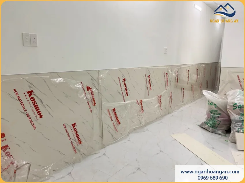 Đơn Vị Ốp Tường Lamri Bằng PVC Giả Đá Cho Phòng Khách Bền Đẹp