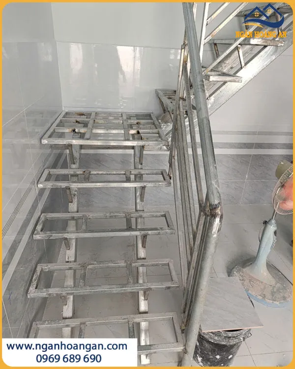 Hiện Trạng Cầu Thang Trước Khi Thi Công Galawood MB-906