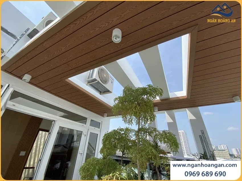 Hình Ảnh Thi Công Ốp Trần Mái Hiên Gỗ Nhựa Kosmos Light Wood