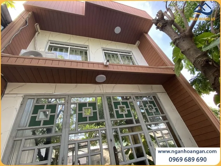 Hình Ảnh Thi Công Tấm Gỗ Nhựa Kosmos Ốp Mặt Tiền Nhà