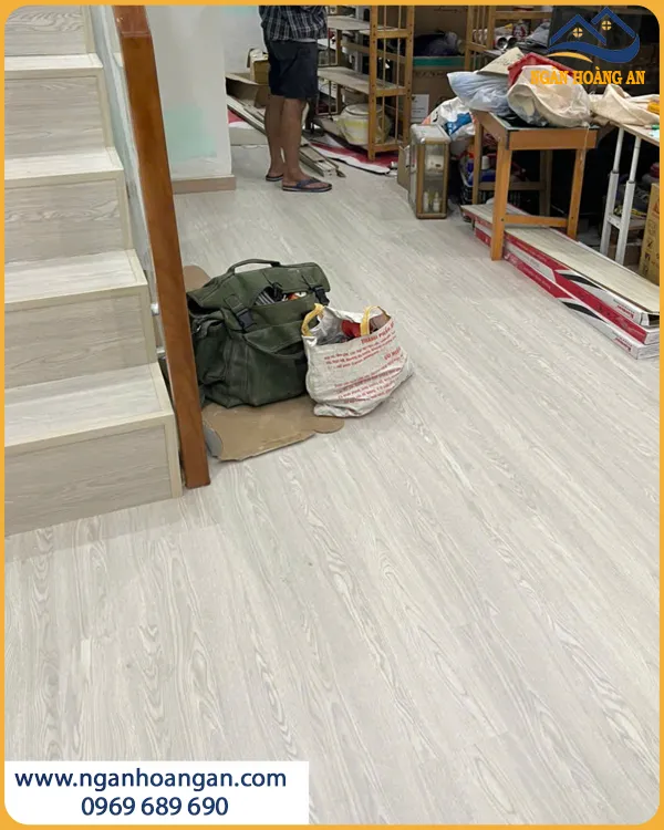 Hoàn Thiện Lát Sàn Nhựa Hèm Khoá Cho Nhà Ở Chống Mối Mọt