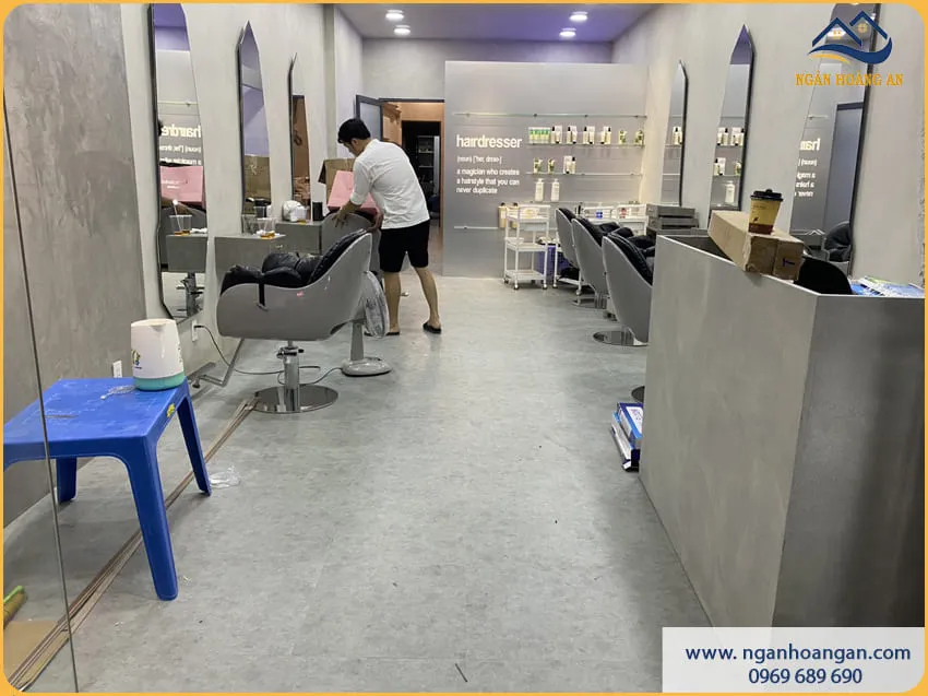 Hoàn Thiện Lót Sàn Salon Tóc Bằng Sàn Nhựa Dán Keo Hiện Đại