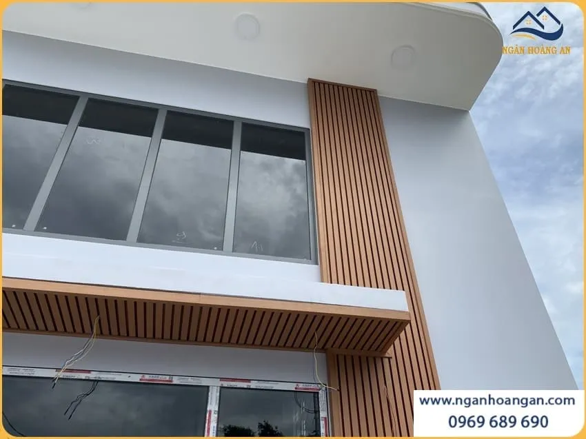 Hoàn Thiện Mặt Tiền Nhà Bằng Lam Sóng Ngoài Trời Kosmos Light Wood