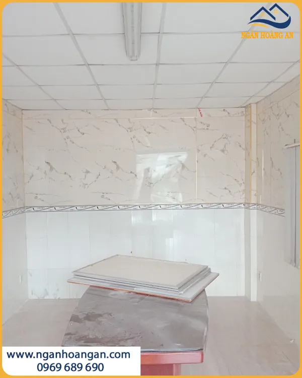 Hoàn Thiện Ốp PVC Giả Đá Cho Văn Phòng Tinh Tế