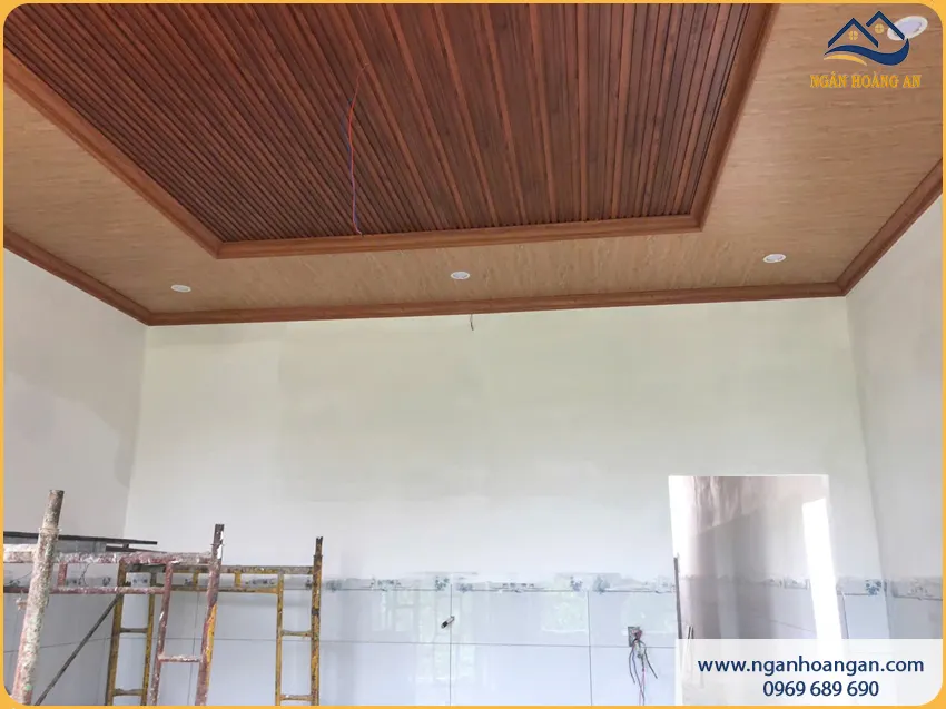 Hoàn Thiện Ốp Trần Nhà Ở Bằng Lam Sóng Sang Trọng