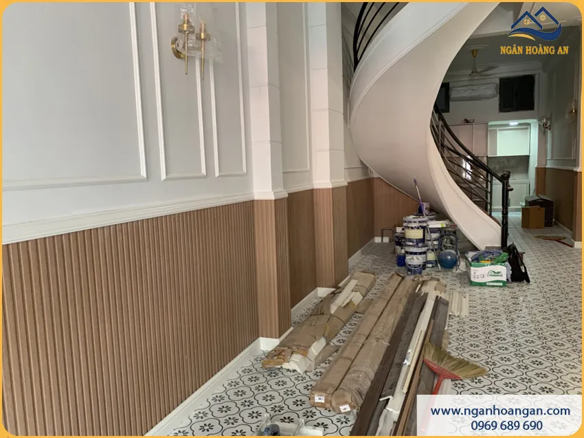 Hoàn Thiện Ốp Tường Bằng Lamri Lam Sóng Cho Nhà Ở Chống Mối Mọt