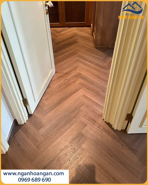 Hoàn Thiện Sàn Gỗ Xương Cá Charmwood D3413 Đi Lại Êm Chân