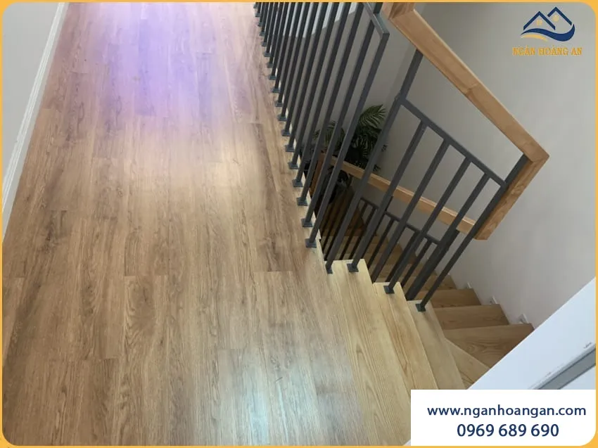Hoàn Thiện Sàn Nhựa Dán Keo Cho Bậc Cầu Thang