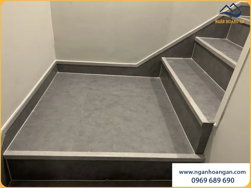 Hoàn Thiện Sàn Nhựa Dán Keo Cho Bậc Cầu Thang