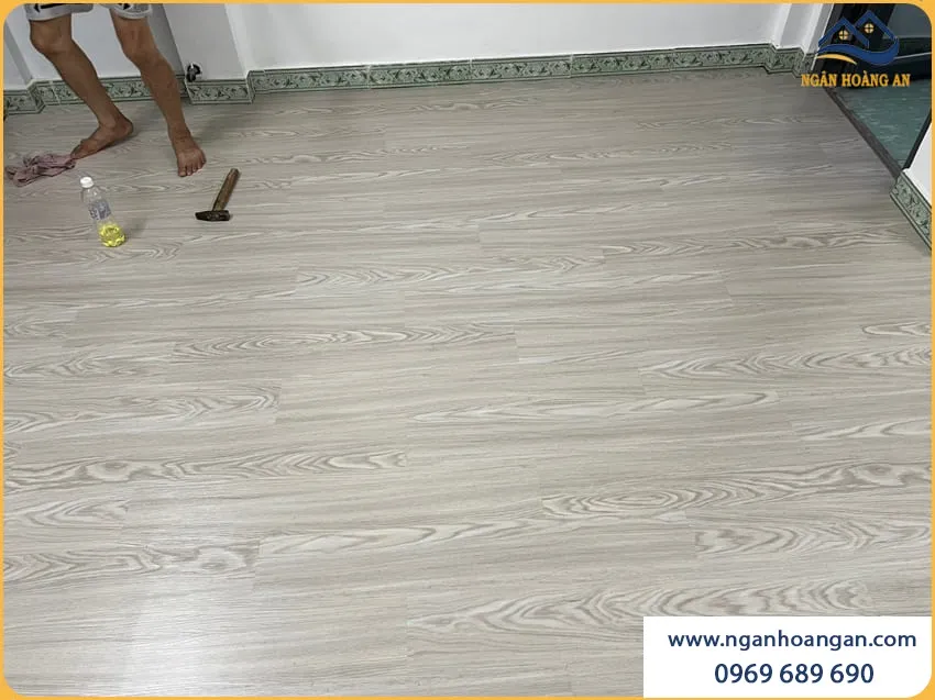 Hoàn Thiện Sàn Nhựa Dán Keo Cho Nhà Ở Gia Đình