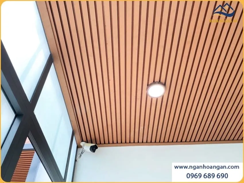 Hoàn Thiện Trần Ngoài Trời Với Lam Sóng Kosmos Light Wood