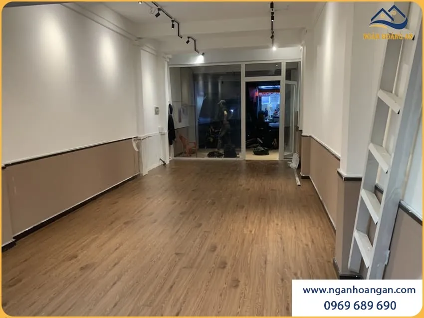 Không Gian Nhà Ở Gọn Gàng Với Sàn Nhựa Dán Keo