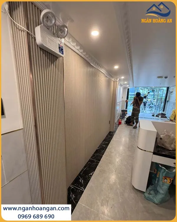 Tường Lễ Tân Được Ốp Bởi Lam Sóng Than Tre Độc Đáo, Mới Mẻ