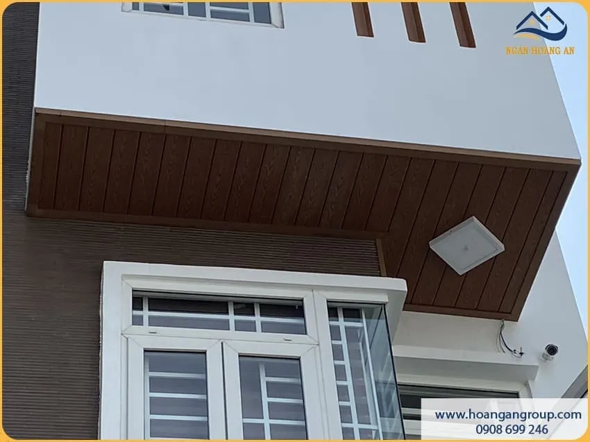 Lắp Đặt Gỗ Nhựa Ngoài Trời Kosmos Light Wood Ốp Trần Mái Hiên