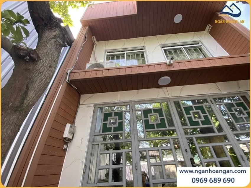 Lắp Đặt Gỗ Nhựa Ngoài Trời Kosmos Ốp Mặt Tiền Nhà Ở