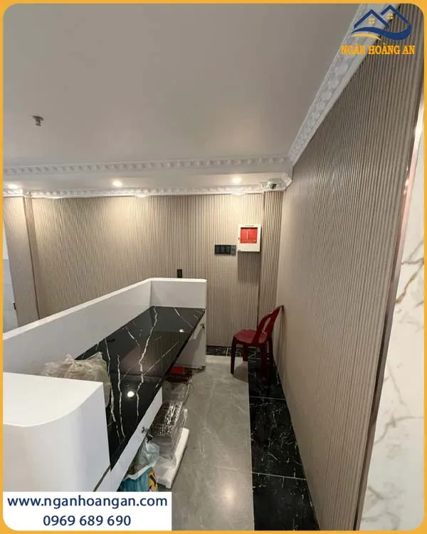 Thi Công Tấm Nhựa Lam Sóng Than Tre iWood Kháng Mối, Chống Ẩm
