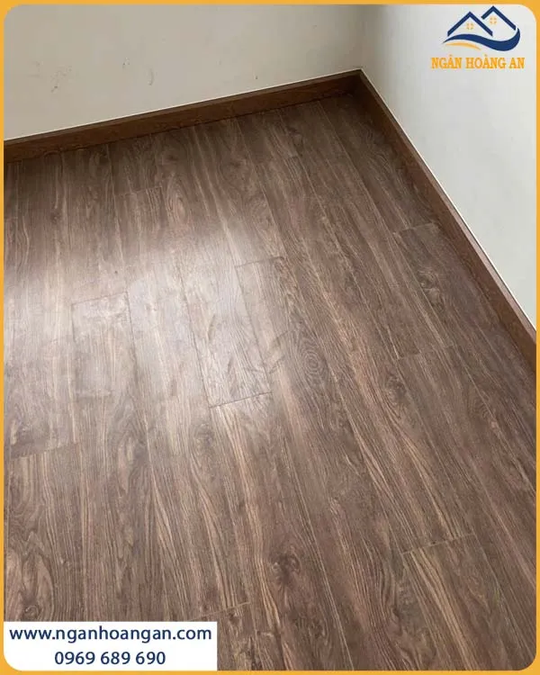 Thi Công Sàn Gỗ Công Nghiệp Morser MC131 Chắc Chắn Cho Không Gian Thi Công Sàn Gỗ Công Nghiệp Morser MC131 Chắc Chắn Cho Không Gian
