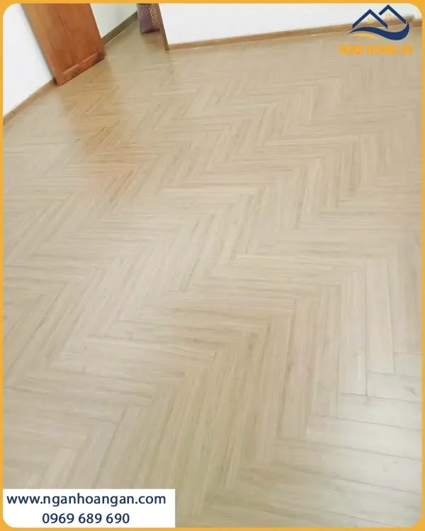 Sàn Gỗ Xương Cá Charmwood Được Lắp Đặt Thời Thượng Cho Phòng Khách