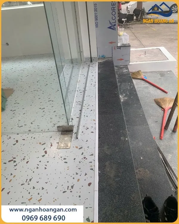 Lắp Đặt Sàn Nhựa Dán Keo THFloor W309 Cho Cửa Hàng