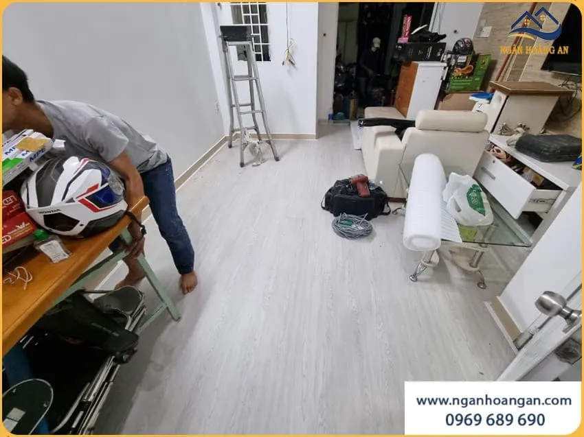 Lắp Sàn Nhựa Hèm Khoá Tạo Cảm Giác Ấm Cúng Cho Nhà Ở