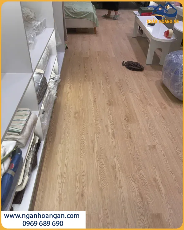 Lát Cửa Hàng Bằng Sàn Nhựa Keo Sẵn THFloor T022 Dễ Vệ Sinh