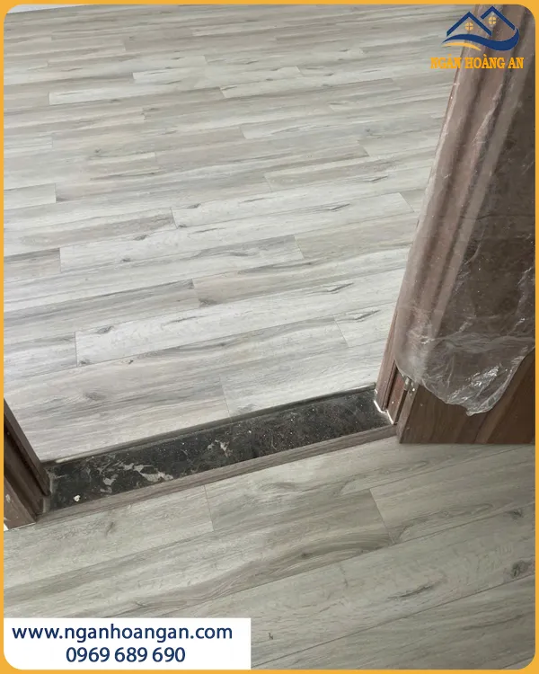 Lát Sàn Gỗ Công Nghiệp Charmwood E862 Dễ Lau Chùi