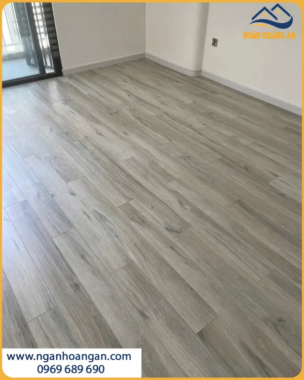 Lát Sàn Gỗ Công Nghiệp Charmwood E862 Đi Lại Êm Chân