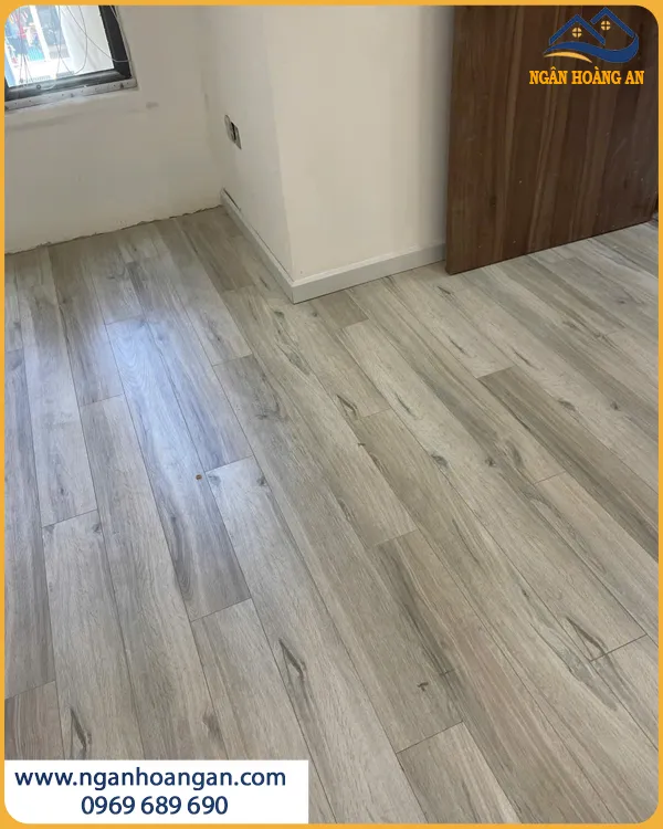 Lát Sàn Gỗ Công Nghiệp Charmwood E862 Hạn Chế Cong Vênh