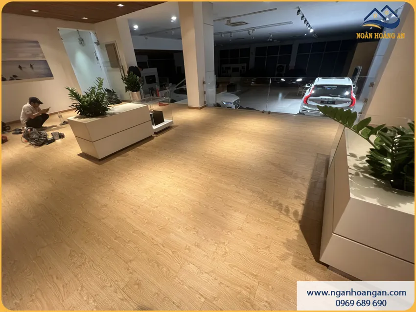 Lát Sàn Gỗ Công Nghiệp Cho Cửa Hàng Dễ Lau Chùi