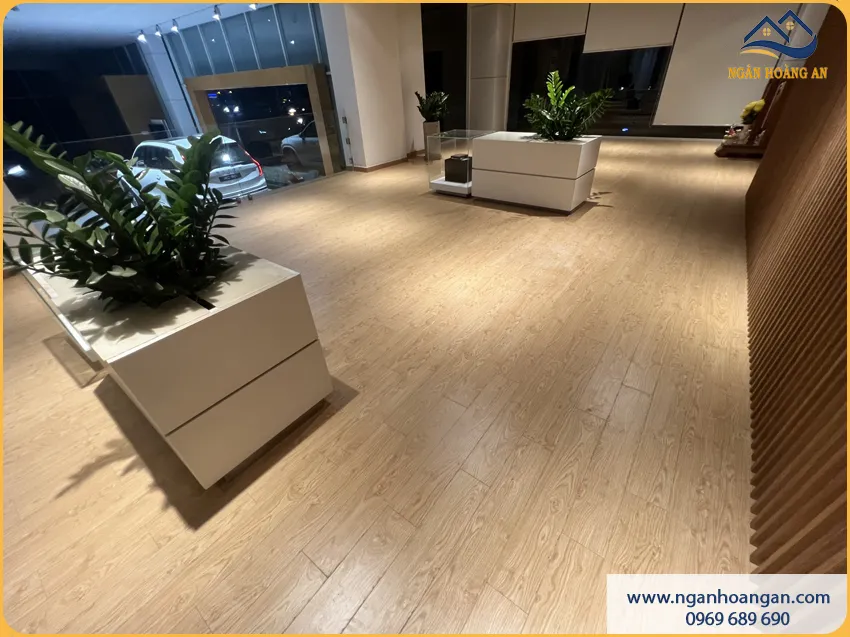 Lát Sàn Gỗ Công Nghiệp Cho Cửa Hàng Dễ Vệ Sinh