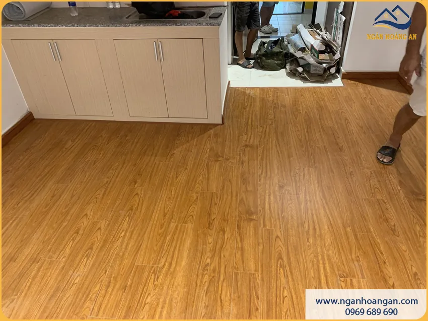 Nhà Bếp Lát Sàn Gỗ Công Nghiệp Tạo Cảm Giác Êm Chân
