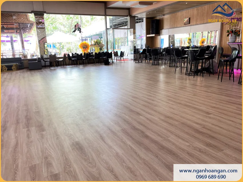 Lát Sàn Gỗ Công Nghiệp Cho Nhà Hàng Cao Cấp
