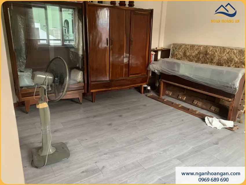 Lát Sàn Gỗ Công Nghiệp Cho Phòng Khách Ấm Cúng
