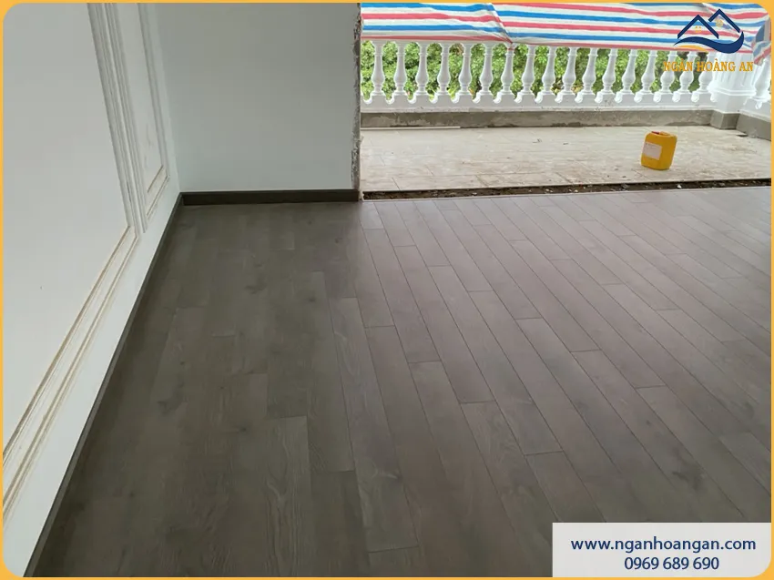 Lát Sàn Gỗ Công Nghiệp Cho Phòng Khách Bền Đẹp