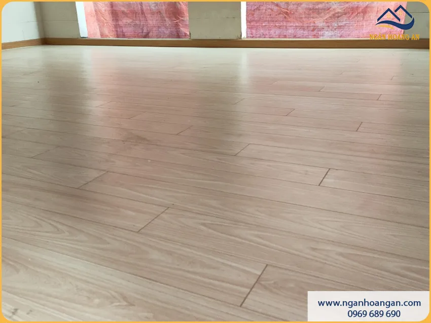 Lát Sàn Gỗ Công Nghiệp Cho Phòng Khách Cao Cấp