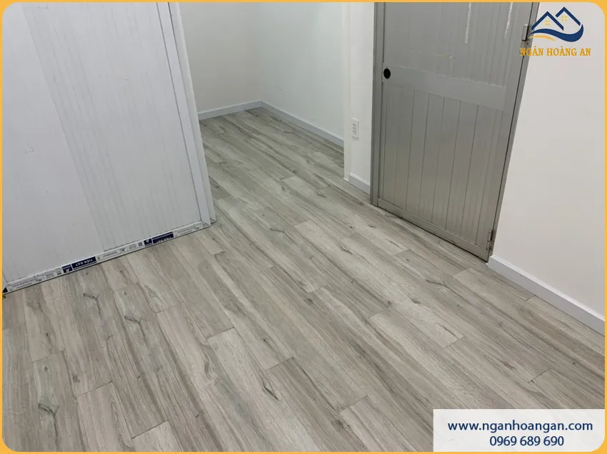 Lát Sàn Gỗ Công Nghiệp Cho Phòng Khách Cao Cấp