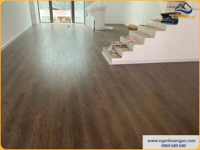 Lát Sàn Gỗ Công Nghiệp Cho Phòng Khách Giảm Bám Bụi