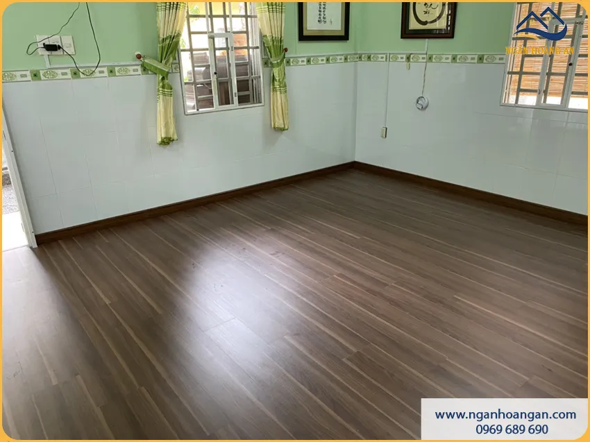 Lát Sàn Gỗ Công Nghiệp Cho Phòng Khách Giảm Tiếng Ồn