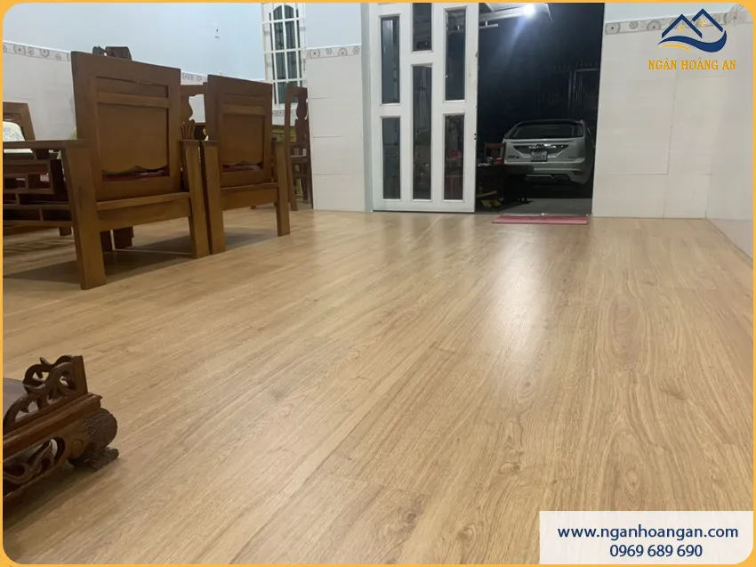 Lát Sàn Gỗ Công Nghiệp Cho Phòng Khách Giảm Tiếng Ồn