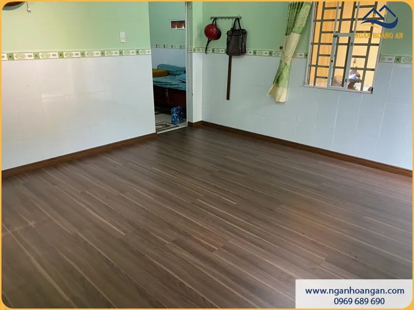 Lát Sàn Gỗ Công Nghiệp Cho Phòng Khách Hạn Chế Trơn Trượt