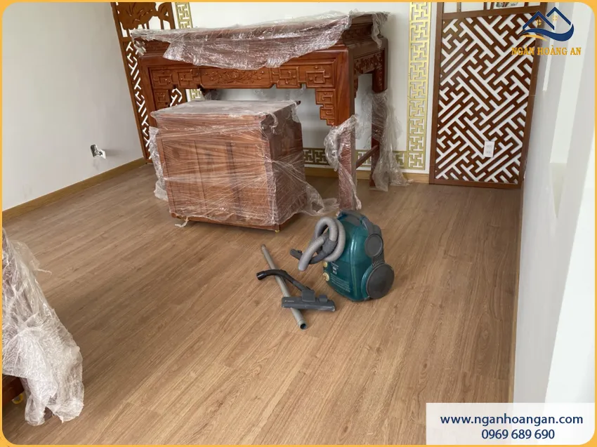 Lát Sàn Gỗ Công Nghiệp Cho Phòng Thờ Giảm Tiếng Ồn