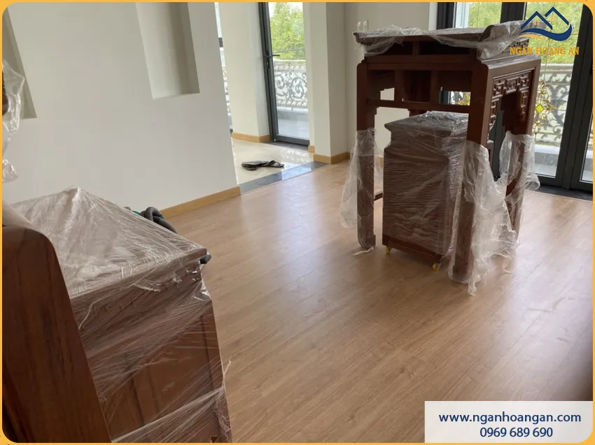 Lát Sàn Gỗ Công Nghiệp Cho Phòng Thờ Hạn Chế Trầy Xước