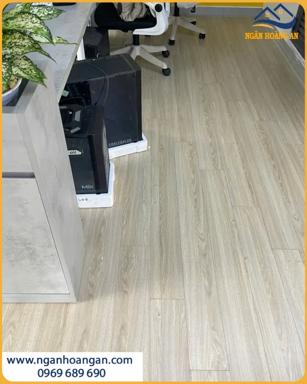 Lát Sàn Gỗ Công Nghiệp Cho Văn Phòng Giảm Tiếng Ồn