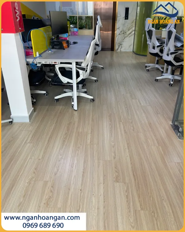 Lát Sàn Gỗ Công Nghiệp Cho Văn Phòng Hạn Chế Trơn Trượt