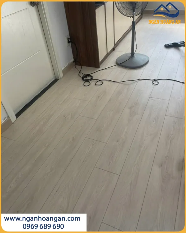 Lát Sàn Gỗ Egger EL2240 Cho Nhà Ở Hạn Chế Trơn Trượt