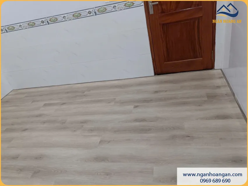 Lát Sàn Kosmos SPC6004 Êm Chân Khi Di Chuyển